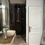 Atelier D Artiste Sur L Ile Saint Louis Apartment